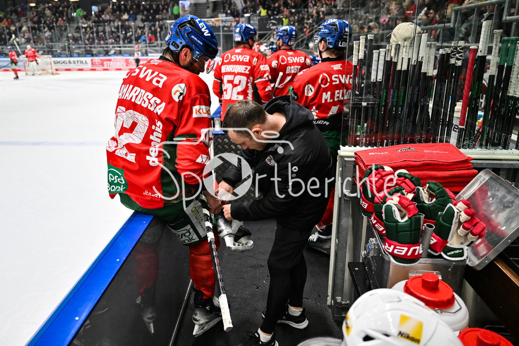 Augsburger Panther - Eisbären Berlin | aUGSBURG, GERMANY - 27. JANUARY: im Bild Joseph CRAMAROSSA (Augsburger Panther 92) der hier Eis in den Schlittschuh bekommt während dem Match zwischen den Augsburger Panthern und den Fischtown Pinguins am 43. Spieltag der Penny DEL im Curt Frenzel Stadion