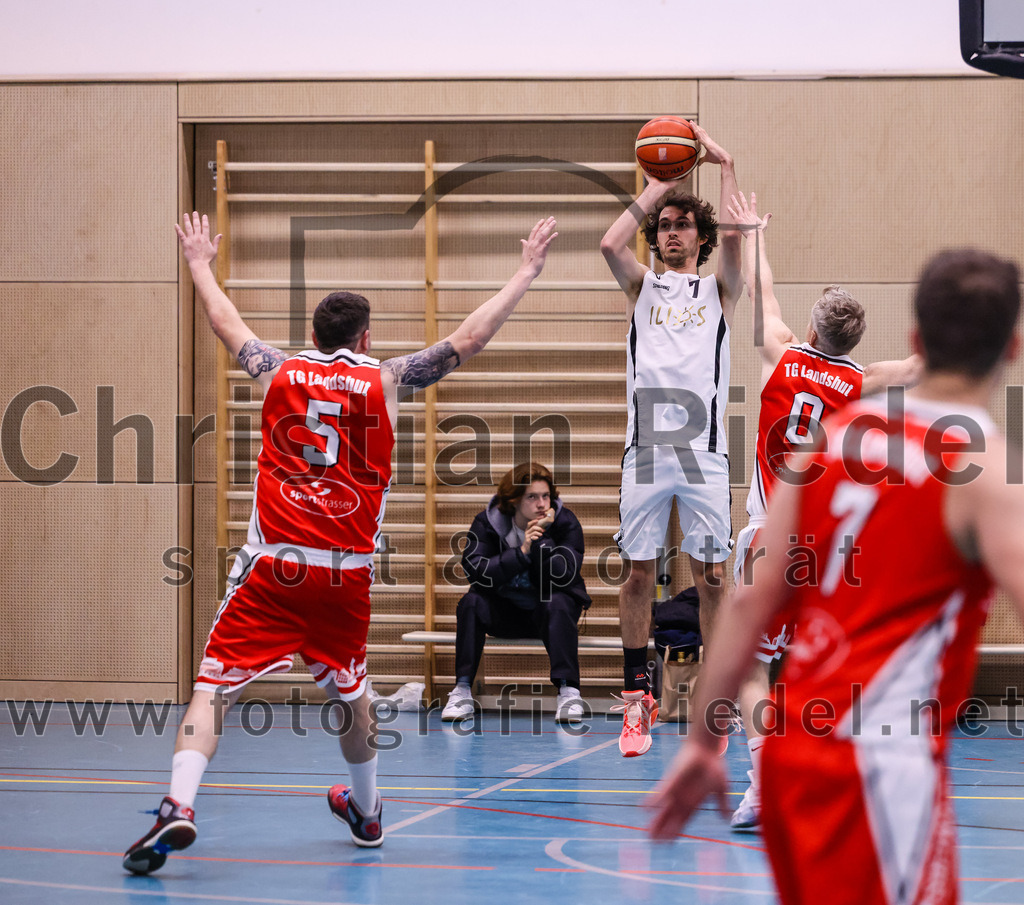 2022-12-03_091_TSV_Vaterstetten_gegen_TG_Landshut | Vaterstetten, Deutschland, 03.12.2022:
Basketball, Bayernliga Herren Südost 2022 / 2023, 7. Spieltag, TSV Vaterstetten gegen TG Landshut, Endergebnis: 71:78

Paul Ruja (TG Landshut, #5), Luca Maurice Kohll (TSV Vaterstetten, #7), Christoph Hüttenkofer (TG Landshut, #0)

Foto: Christian Riedel / fotografie-riedel.net