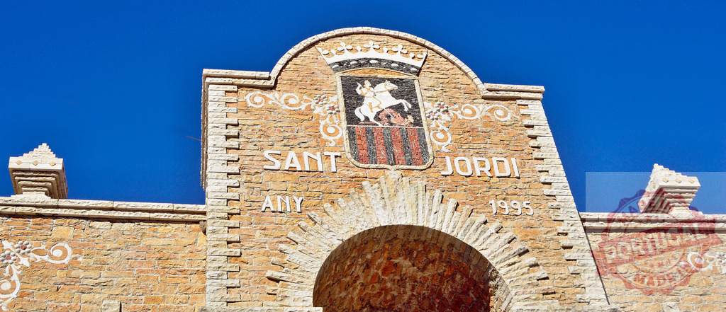 Sant Jordi arch gate with Saint George mosaic | Sant Jordi gate featuring a coat of arms with Saint George and a dragon mosaic - Realized with Pictrs.com