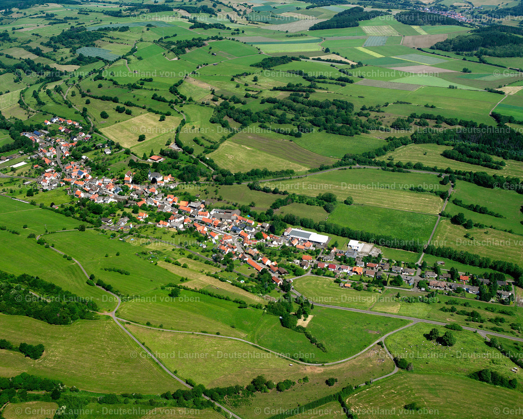 2614751 | BOBENHAUSEN 09.06.2006 Landwirtschaftliche Nutzflächen und Feldgrenzen  umsäumen das Siedlungsgebiet des Dorfes in Bobenhausen im Bundesland Hessen, Deutschland // Agricultural land and field boundaries surround the settlement area of the village  in Bobenhausen in the state Hesse, Germany Foto: Gerhard Launer