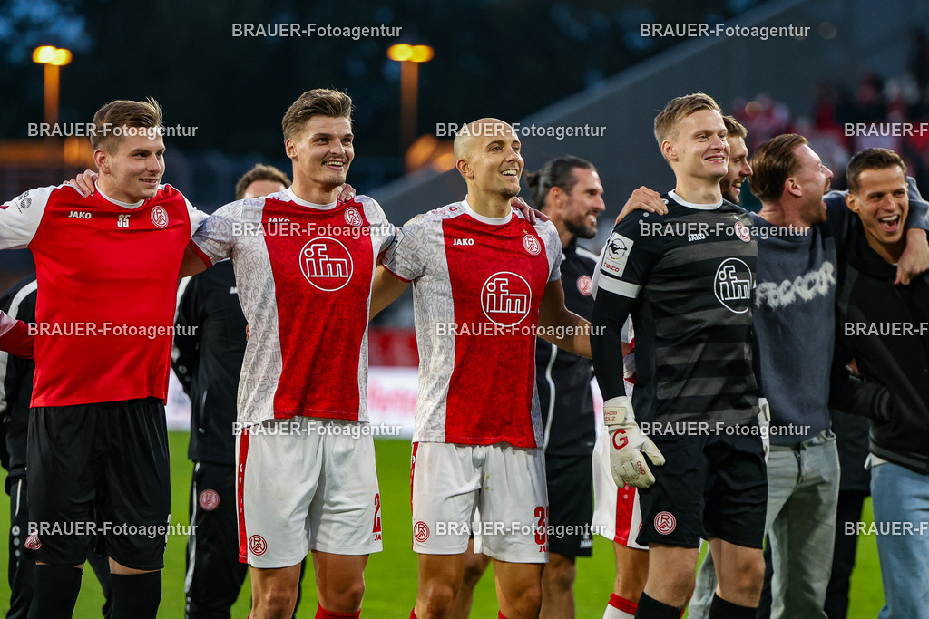Rot-Weiss Essen - Viktoria Köln - 3.Liga | Essen, Deutschland, 18.10.2025 Mannschaft von Rot-Weiss Essen Feiern den Sieg mit den Fans  während des 3.Liga Spiels zwischen Rot-Weiss Essen- Viktoria Köln im Stadion an der Hafenstraße am 01.08.2025 in Essen. (Foto von Timo Bluhmki-Schmidt/ Brauer Fotoagentur