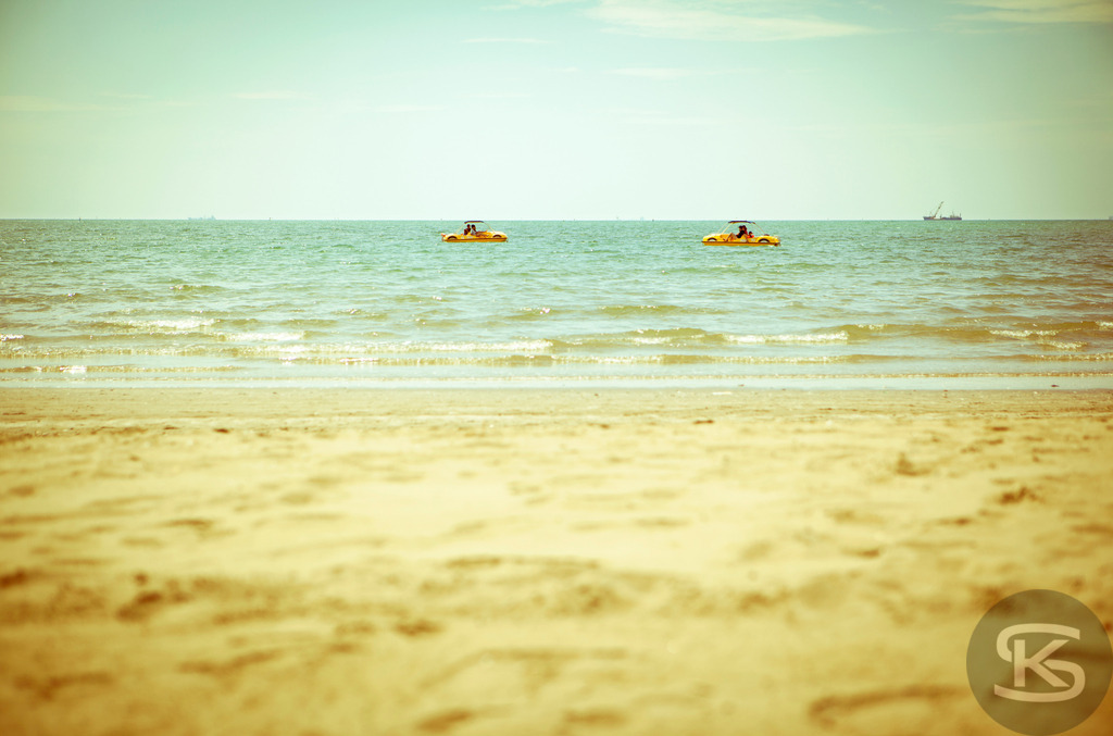 Beach Life - Momente am Meer: Alltag und Stille an der Adria | Dokumentarische Strandfotografie von der italienischen Adriaküste. Intime Aufnahmen von Caorle, Cavallino-Treporti und Eraclea Mare zeigen separierte Menschen in Momenten der Ruhe und Kontemplation. Eine fotografische Studie über Einsamkeit und Entspannung am Strand von Fotograf Stefan Kuhn. - Realisiert mit Pictrs.com