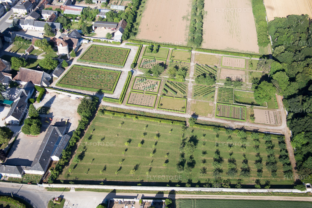 Luftbild: Ortsansicht in Talcy im Bundesland Loir-et-Cher in Frankreich. Foto: IMG_082195.jpg vom 20.06.2015 durch Werner Riehm/FLY-FOTO.de