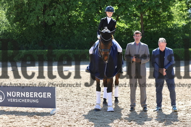 Böblingen_2025_Prfg.Nr.08_Dressurprüfung_Kl.M_Nürnberger Burgpokal_Siegerehrung_Prfg.Nr.08__ (1) | Alle Fotos der Reiterjournal Fotografin Doris Matthaes im Reiterjournal Online-Fotoshop. - Realisiert mit Pictrs.com