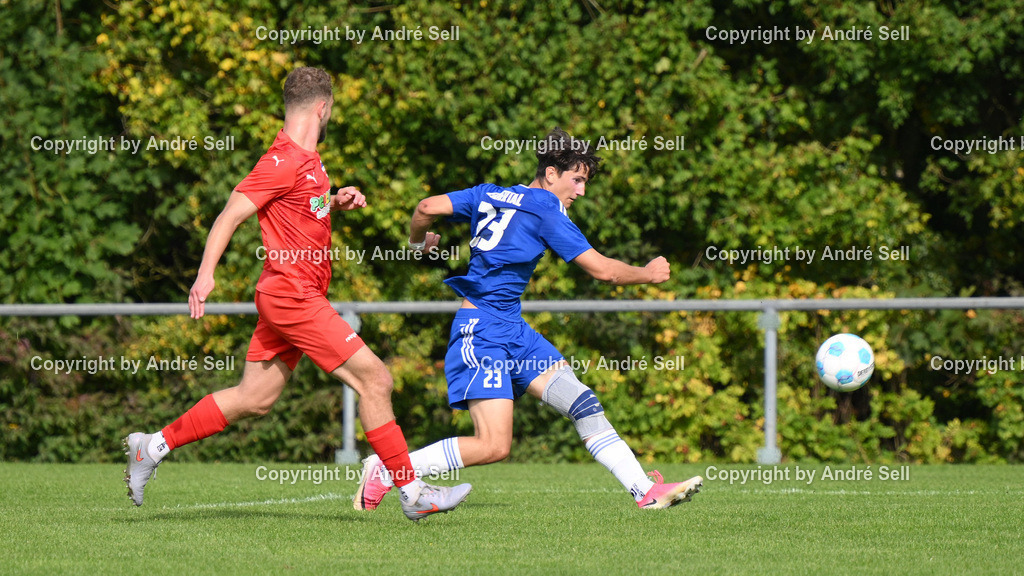 SpVg Eidertal Molfsee vs Inter Türkspor Kiel | Jascha Puhlmann (Molfsee #23) vs Till Börner (Inter #15) / Fußball-Landesliga Schleswig Männer 2026/2027 / SpVg Eidertal Molfsee vs Inter Türkspor Kiel / Platz A / Molfsee / 03.10.26 - Realisiert mit Pictrs.com