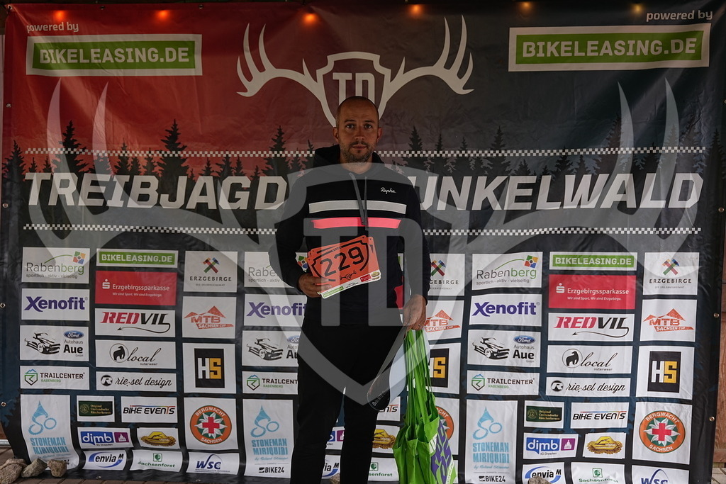 A1_09397 | Fotogalerie der Treibjagd im Dunkelwald - Dein MTB Etappenrennen im Erzgebirge - Realisiert mit Pictrs.com
