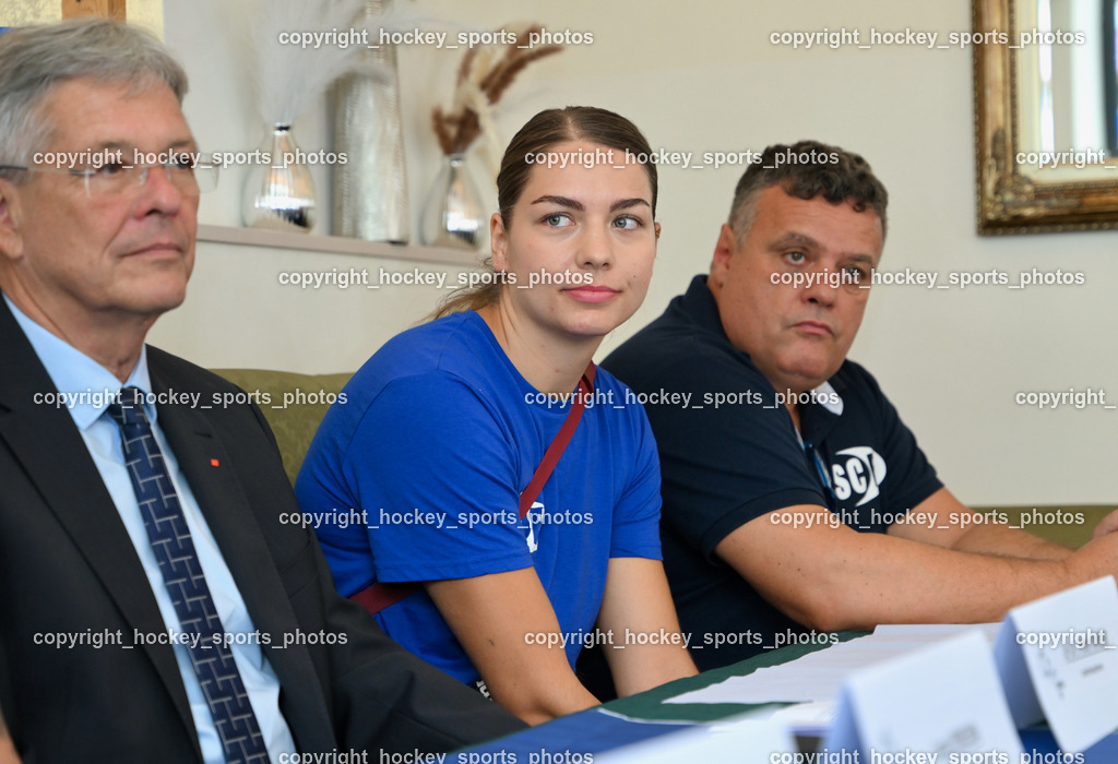Pressekonferenz Ferlach Damen Handball | Kärntner Landeshauptmann Kaiser Peter, Marksteiner Adriana Spielerin SC Ferlach Damen, Assistentcoach SC Ferlach Damen Buchbauer Wolfgang, Pressekonferenz Ferlach Damen Handball, PK SC Ferlach Damen Europa Cup  am 15.09.2023 in Ferlach (Cafe Peterlin), Austria, (Photo by Bernd Stefan)