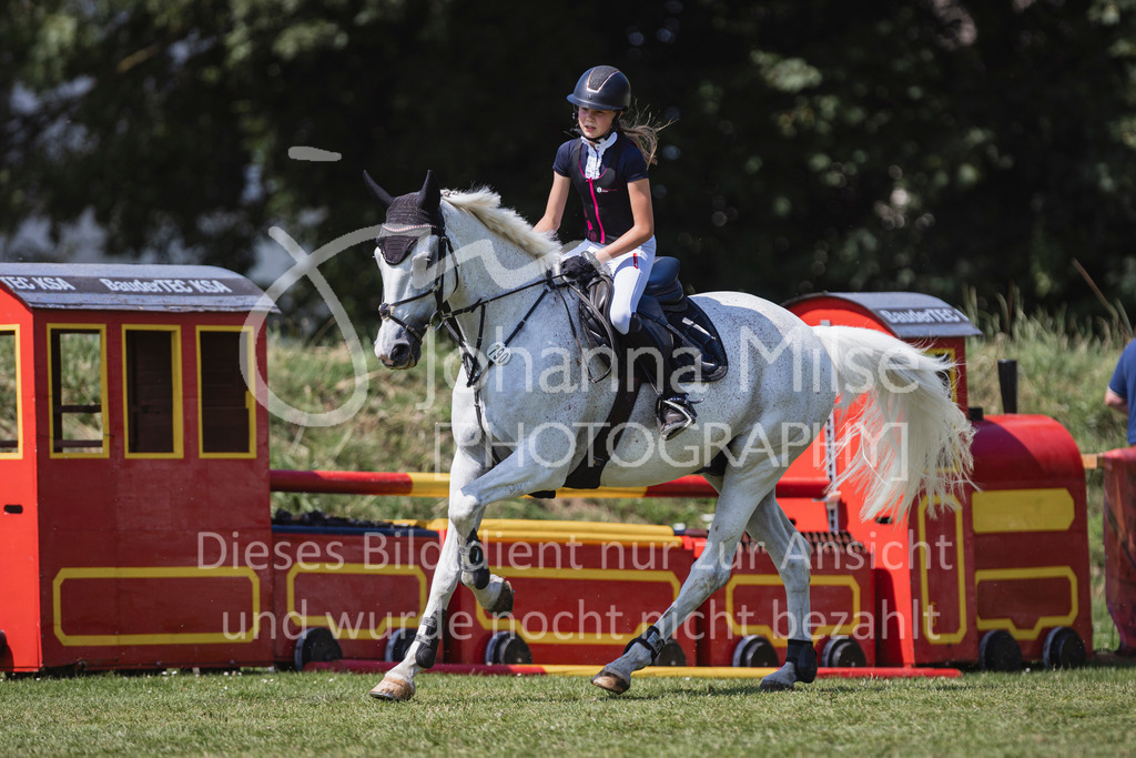 240720_LC_Mini-Stilspring-WB-303 | Deine schönsten Turniermomente als professionelle Fotos! Entdecke hochwertige Pferdesport-Fotografie im Online-Shop. Jetzt Fotos finden & bestellen!