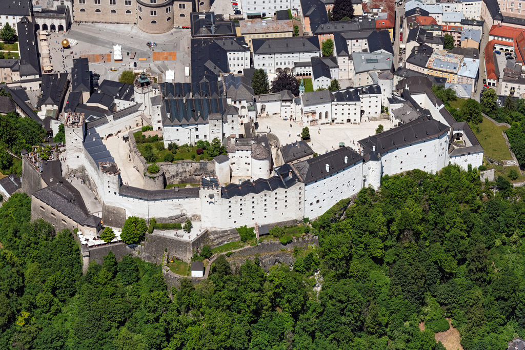 dr__0100211.jpg | SALZBURG 13.06.2023 Burganlage der Veste Festung Hohensalzburg an der Straße Mönchsberg in Salzburg in Österreich. 
