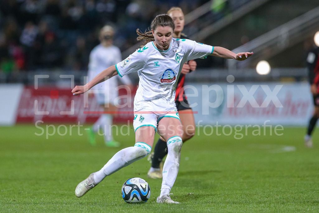 Fussball, Google Pixel Frauen-Bundesliga, Eintracht Frankfurt - SV Werder Bremen | v.li.: Chiara Hahn (SV Werder Bremen, 21) am Ball, Einzelbild, Ganzkörper, Aktion, Action, Spielszene, DIE DFB-RICHTLINIEN UNTERSAGEN JEGLICHE NUTZUNG VON FOTOS ALS SEQUENZBILDER UND/ODER VIDEOÄHNLICHE FOTOSTRECKEN. DFB REGULATIONS PROHIBIT ANY USE OF PHOTOGRAPHS AS IMAGE SEQUENCES AND/OR QUASI-VIDEO.