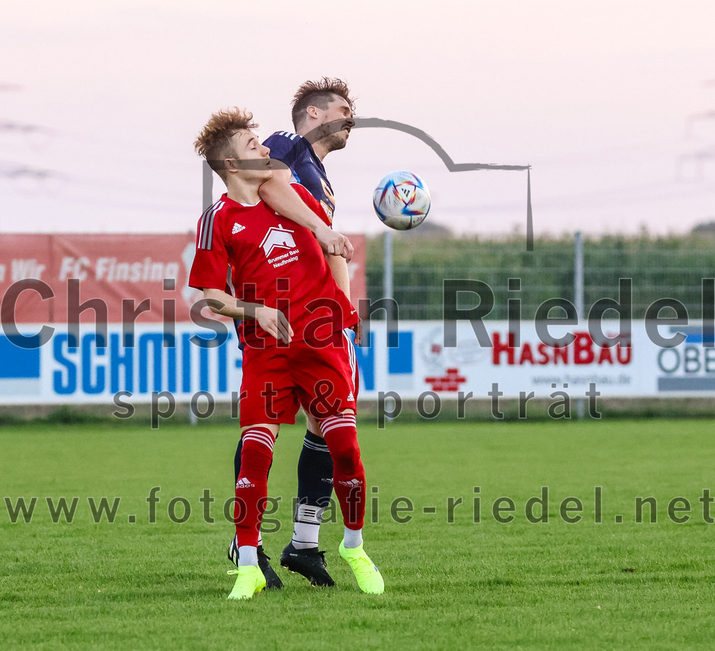 2023-08-22_011_FC_Finsing_gegen_SC_Moosen-Vils | Finsing, Deutschland, 22.08.2023:
Fußball, Kreisliga 2023 / 2024, 5. Spieltag, FC Finsing gegen SC Moosen/Vils, Endergebnis: 5:0

Florian Hölzl (FC Finsing, #10), Simon Reger (SC Moosen/Vils, #22)

Foto: Christian Riedel / fotografie-riedel.net