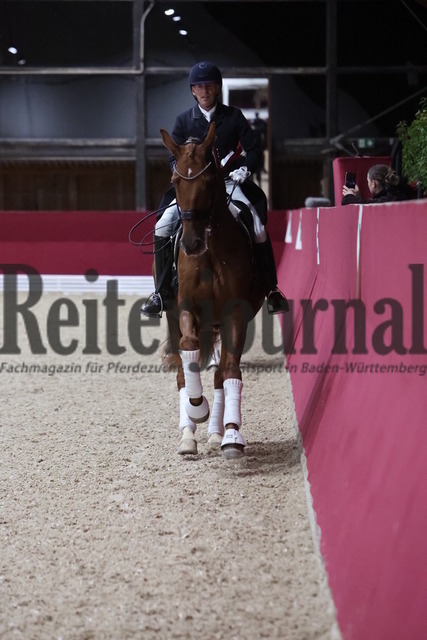 Reutlingen_2024_Prfg.Nr.04_Intermediaire I_Kür_Siegerehrung_Prfg.Nr.04__ (20) | Alle Fotos der Reiterjournal Fotografin Doris Matthaes im Reiterjournal Online-Fotoshop. - Realisiert mit Pictrs.com