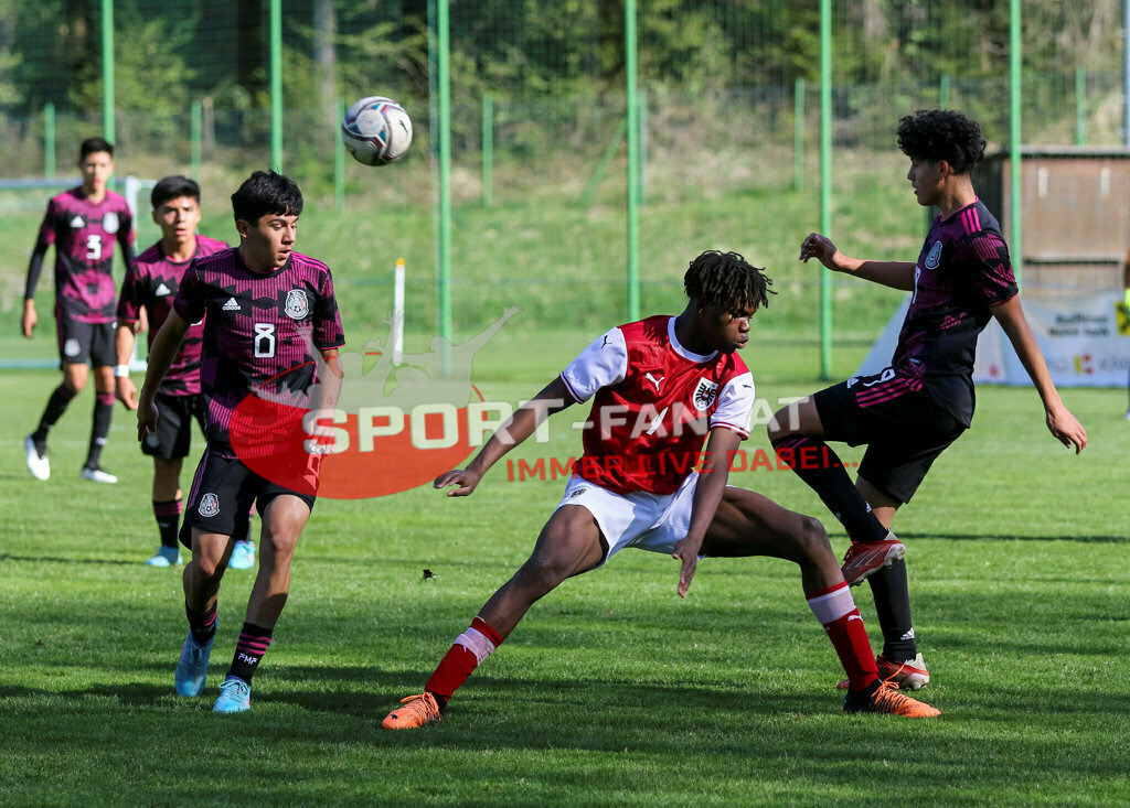AUSTRIA U15 - MEXICO U15 | Derek Garcia (Mexico #8) Cristobal Aviles (Mexico #3) KENNETH ADEJENUGHURE (Austria #9) Jesus Torres (Mexico #16) ; AUSTRIA U15 - MEXICO U15 am 29.04.2022 in Arnoldstein
(Sportplatz), AUSTRIA, (Photo by Ernst Krawagner sport-fan.at) - Realisiert mit Pictrs.com