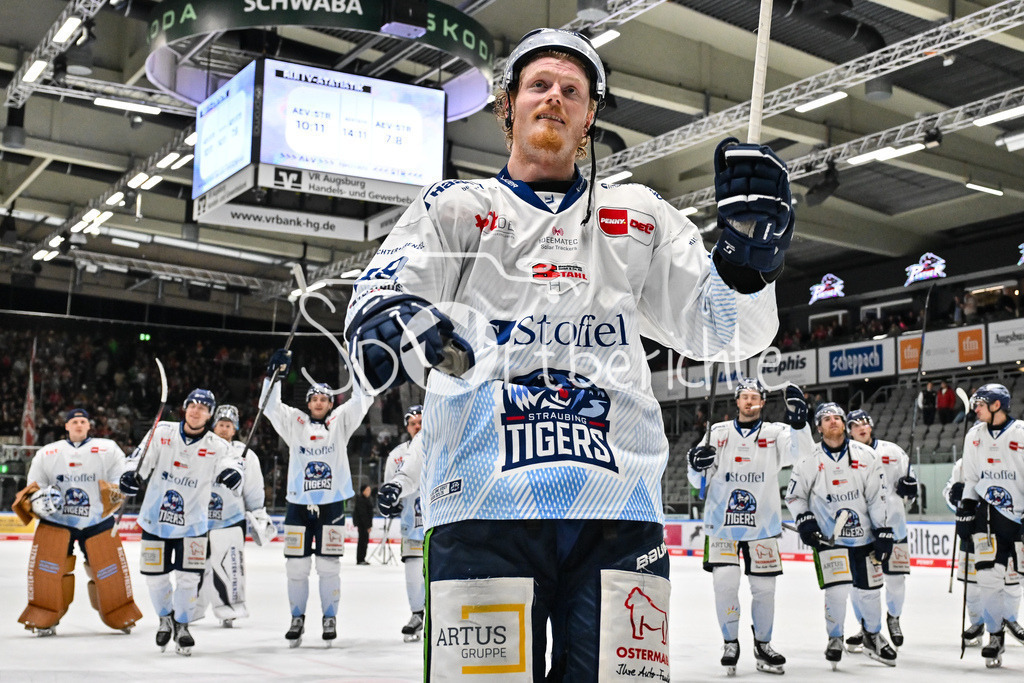 Augsburger Panther - Straubing Tigers | Augsburg, DEUTSCHLAND - 14. NOVEMBER: die Spieler der Tigers bedanken sich bei den mitgereisten Fans nach dem Auswärtssieg in Augsburg nach dem Ligaspiel zwischen den Augsburger Panthern und den Straubing Tigers am 18. Spieltag der Penny DEL im Curt Frenzel Stadion am 14.11.2025 / Feiern / Wade ALLISON (Straubing Tigers 88)