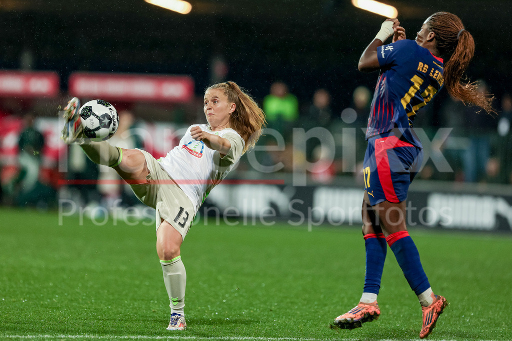 Fussball, DFB-Pokal Frauen, RB Leipzig - SV Werder Bremen | v.li.: Ricarda Walkling (SV Werder Bremen, 13) und Delice Boboy (RB Leipzig, 17) im Zweikampf, Duell, Dynamik, Aktion, Action, Spielszene, DIE DFB-RICHTLINIEN UNTERSAGEN JEGLICHE NUTZUNG VON FOTOS ALS SEQUENZBILDER UND/ODER VIDEOÄHNLICHE FOTOSTRECKEN. DFB REGULATIONS PROHIBIT ANY USE OF PHOTOGRAPHS AS IMAGE SEQUENCES AND/OR QUASI-VIDEO.