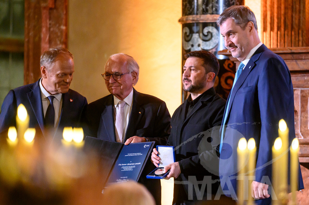 _DWI5441-2 | Politiker Donald Tusk (Civic Coalition), Ministerpräsident der Republik Polen, Diplomat Wolfgang Ischinger, Vorsitzender der Münchner Sicherheitskonferenz, Politiker Wolodymyr Selenskyj, Präsident der Ukraine und Bayerns Ministerpräsident Markus Söder (CSU) in der Münchner Residenz bei der Verleihung des Ewald-von-Kleist-Preises. Der diesjährige Ewald-von-Kleist-Preis wird am Rande der Münchner Sicherheitskonferenz 2026 an das ukrainische Volk vergeben. München, 14.02.2026 Bayern Deutschland - Realisiert mit Pictrs.com