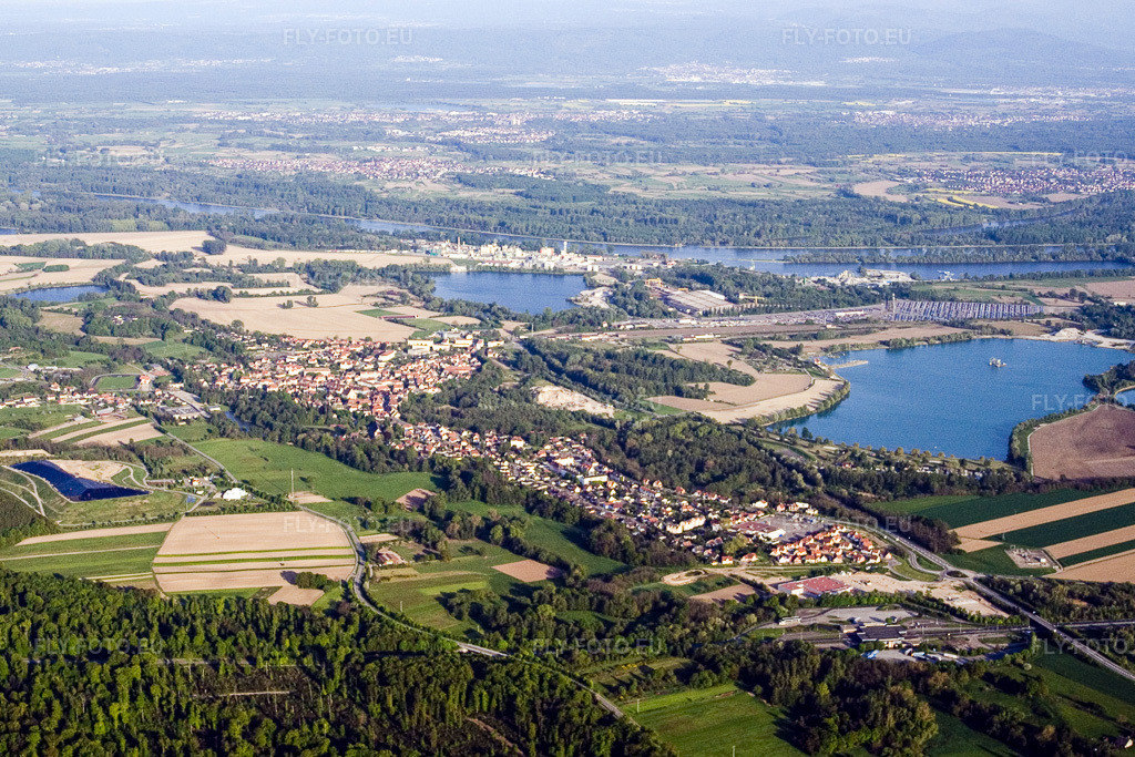 Vue aérienne: Vue de la ville à Scheibenhard dans le département Bas Rhin, France. Photo: IMG_10590.jpg prise le 04/05/2008 par Werner Riehm/FLY-FOTO.euRésolution de l'original: 3097 x 2065 px