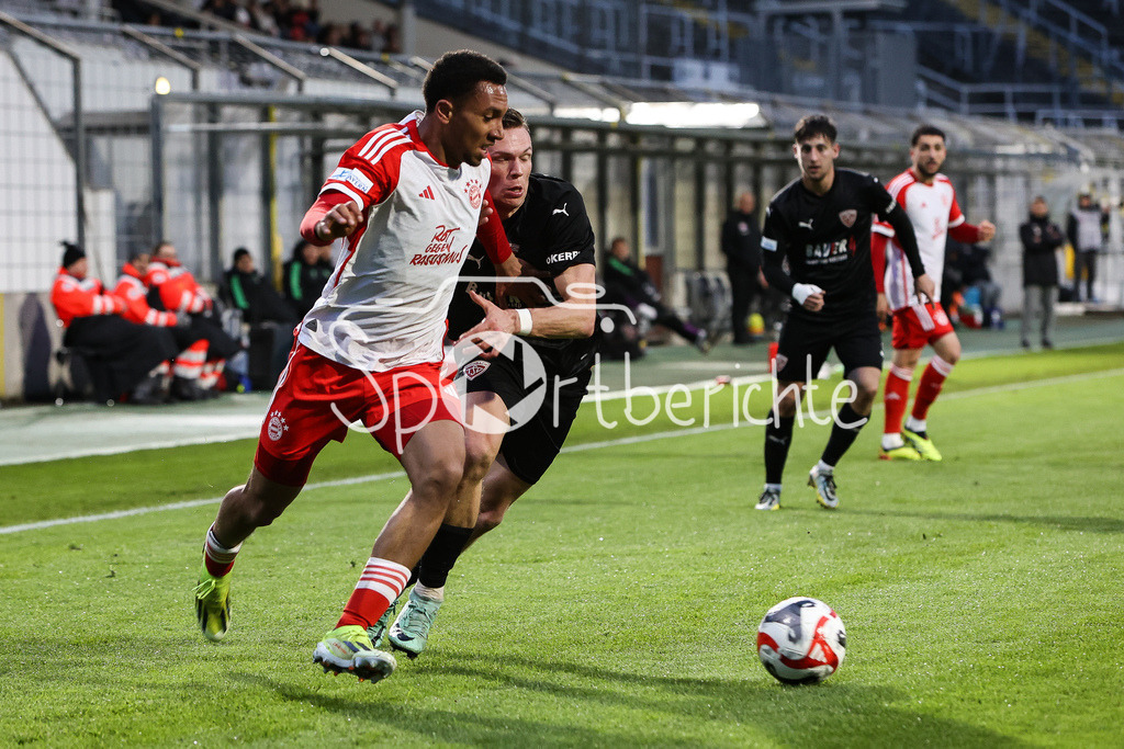 FC Bayern Amateure - TSV Buchbach | im DUell Vincent MANUBA (FCB #20) und Tobias STOSSBERGER (TSV #11) / Zweikampf