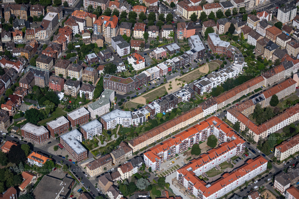 4035333 | BRAUNSCHWEIG 31.07.2020 Wohngebiet der Mehrfamilienhaussiedlung an der Straße Sankt-Leonhards-Garten in Braunschweig im Bundesland Niedersachsen, Deutschland. Weiterführende Informationen bei: Borek Immobilien GmbH &amp; Co KG,  GIESLER ARCHITEKTEN Gesellschaft für Architektur und Stadtplanung mbH. // Residential area of the multi-family house settlement in Brunswick in the state Lower Saxony, Germany. Further information at: Borek Immobilien GmbH &amp; Co KG,  GIESLER ARCHITEKTEN Gesellschaft fuer Architektur und Stadtplanung mbH. Foto: Gerhard Launer