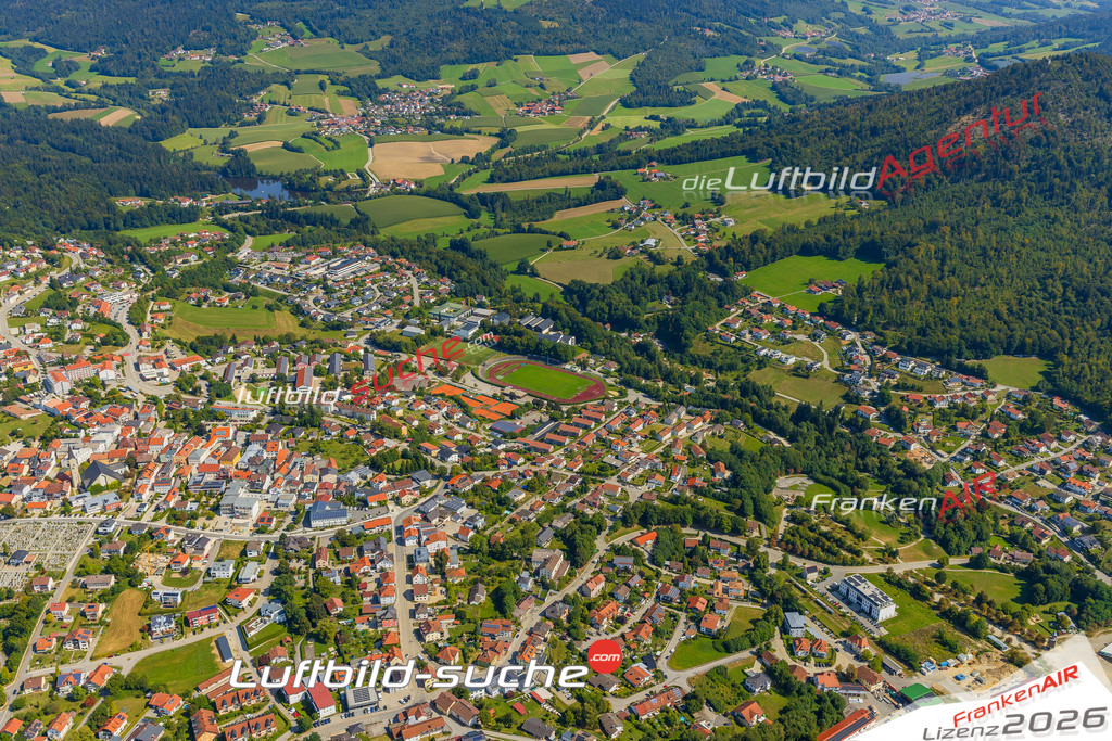 Luftaufnahme der Stadt Hauzenberg - Die Luftaufnahme wurde 2025 vom UL-Flugzeug heraus erstellt ( keine Drohne ) - Hochauflösende Luftaufnahme - für professionelle Ausdrucke geeignet. Die Geschenkidee !Mit Lizenz und Bildrechte bestellbar