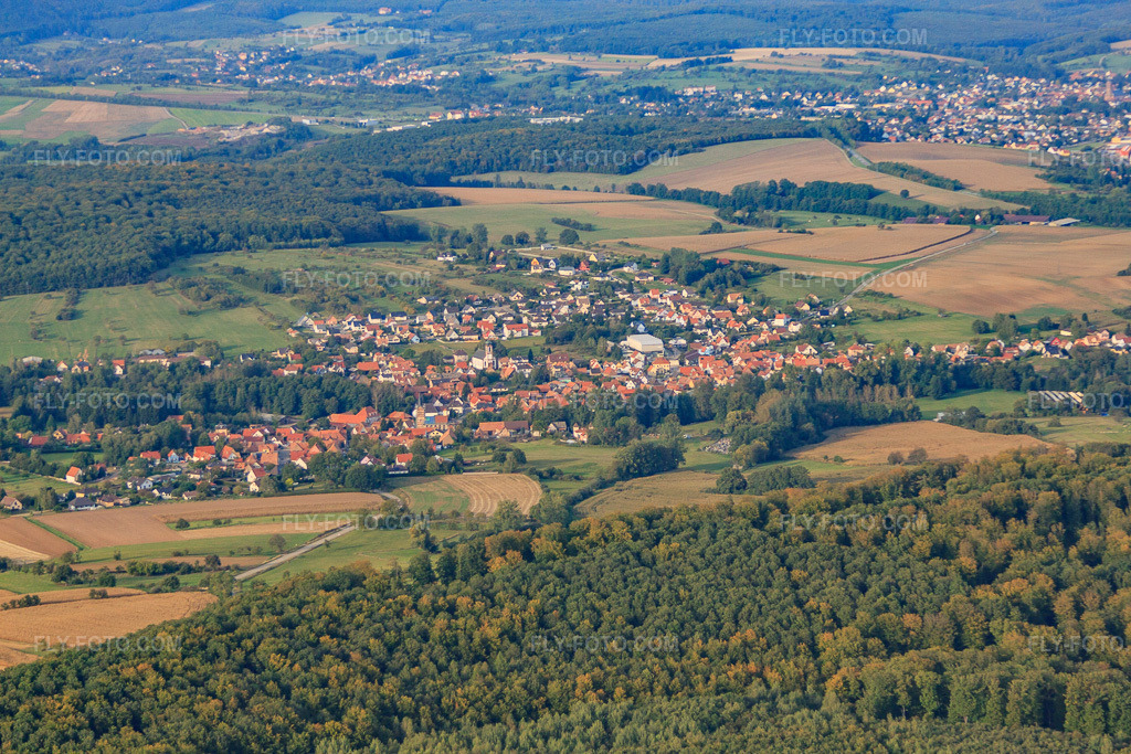 Aerial view: View of the town from the south in Gumbrechtshoffen in the state Bas-Rhin, France.Photo: IMG_53629.jpg taken on 09/30/2012 by Werner Riehm/FLY-FOTO.comResolution of the original: 4752 x 3168 px