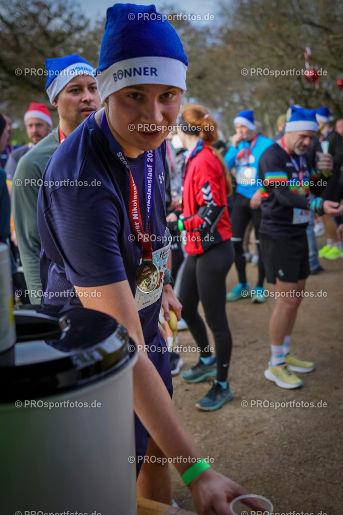 6. Bonner Nikolauslauf; Bonn, 14.12.2025 | Impressionen vom 6. Bonner Nikolauslauf am 14.12.2025 in Bonn (Nordrhein-Westfalen). 