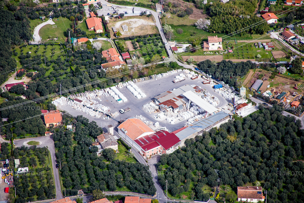 Luftbild: Marmorhandel /- Lager der Landi Group Srl Import-Export in Seravezza im Bundesland Lucca in Italien. – Foto: IMG_086932.jpg vom 03.04.2016 durch Werner Riehm/FLY-FOTO.de – Auflösung des Originals: 5472 x 3648 px