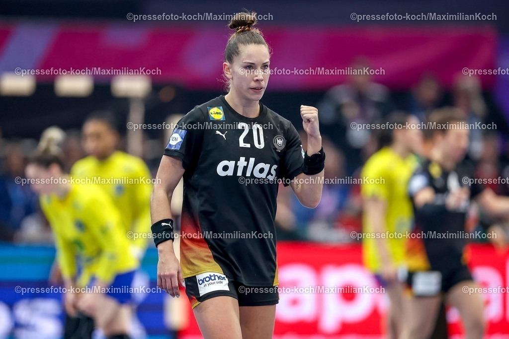 IHF09122501056 | 09.12.2025, Handball WM Frauen, Viertelfinale, Deutschland - Brasilien, 27th IHF Women's Handball World Championship, Westfalenhalle Dortmund: Emily Vogel (GER #20)  jubelnd auf dem Spielfeld 