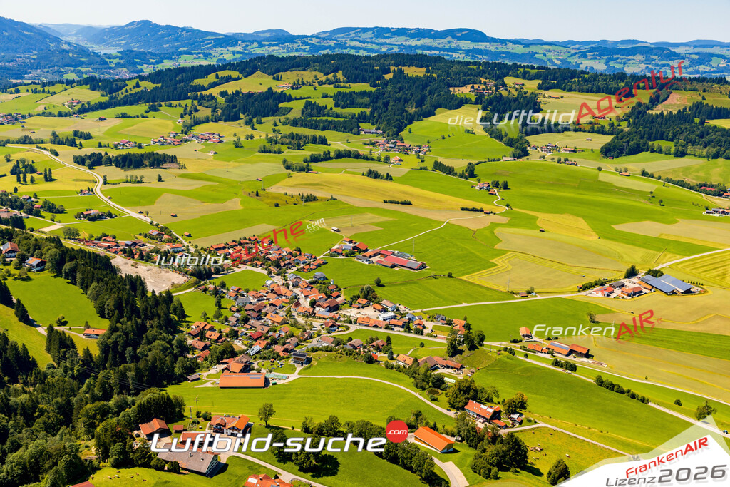 Luftaufnahme Kranzegg Rettenberg - Die Luftaufnahme wurde 2025 vom UL-Flugzeug heraus erstellt ( keine Drohne ) - Hochauflösende Luftaufnahme - für professionelle Ausdrucke geeignet. Die Geschenkidee !Mit Lizenz und Bildrechte bestellbar