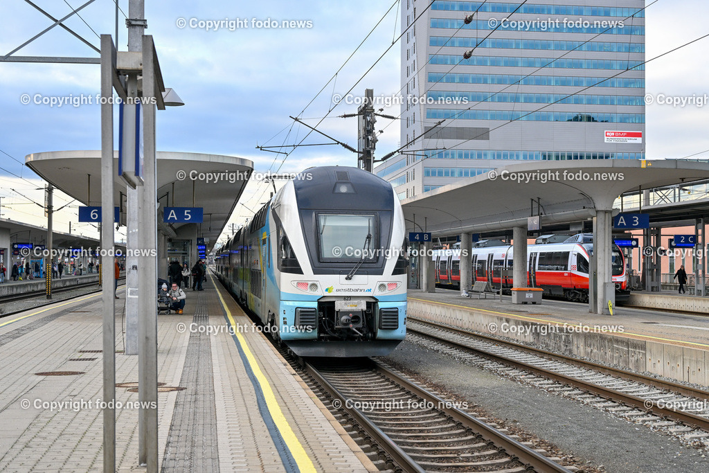 Hauptbahnhof Linz_ Bahnhofshalle_ Bahnsteig_ 26.12.2023-7 | 26.12.2023, Hauptbahnhof Linz, AUT, Bahnhofshalle und Bahnsteig, im Bild Bahnhofshalle, Bahnsteig, Zug, Fahrgaeste, Ticket, Ticketautomat, OEBB, Reisende, Gepaeck, Railjet, Westbahn, ICE, DB, Schild, Anzeigetafel, Linz