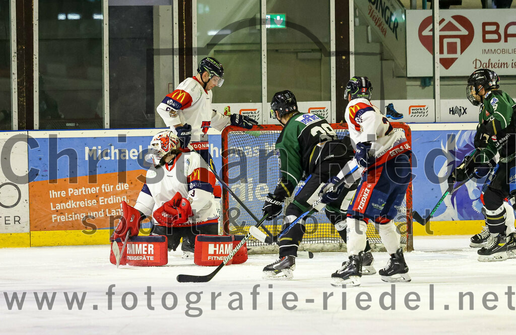 2023-02-19_025_TSV_Erding_gegen_VfE_Ulm-Neu-Ulm | Erding, Deutschland, 19.02.2023:
Eishockey, Bayernliga Meisterrunde Gruppe B 2022 / 2023, 5. Spieltag, TSV Erding gegen VfE Ulm/Neu-Ulm, Endergebnis: 

Torwart David Heckenberger (VfE Ulm/Neu-Ulm e. V., #3), Thomas Plihal (Erding Gladiators, #39)

Foto: Christian Riedel / fotografie-riedel.net