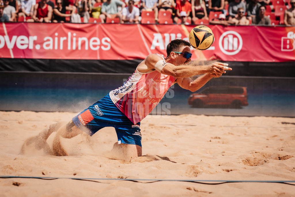 Beachvolleyball | Männer | Allianz German Beach Tour 2025 | Tourstop München | 11.07.2025 | David Poniewaz springt zum Ball