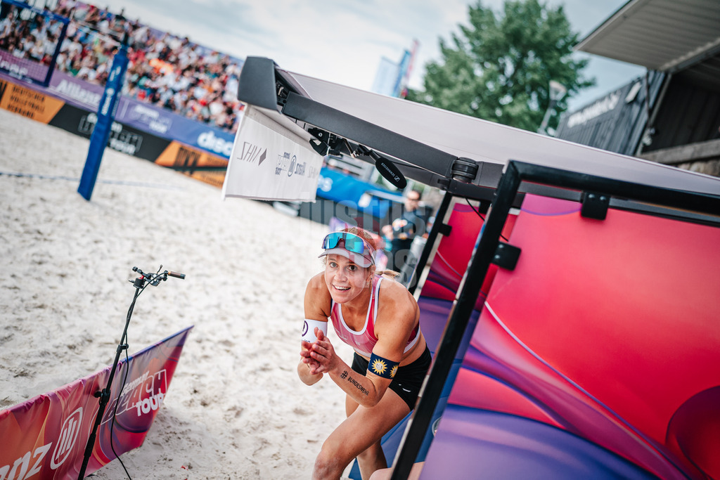 Beachvolleyball | Frauen | German Beach Tour 2024 | Tourstop Düsseldorf | 18.05.2024 | Melanie Paul läuft ins Stadion ein