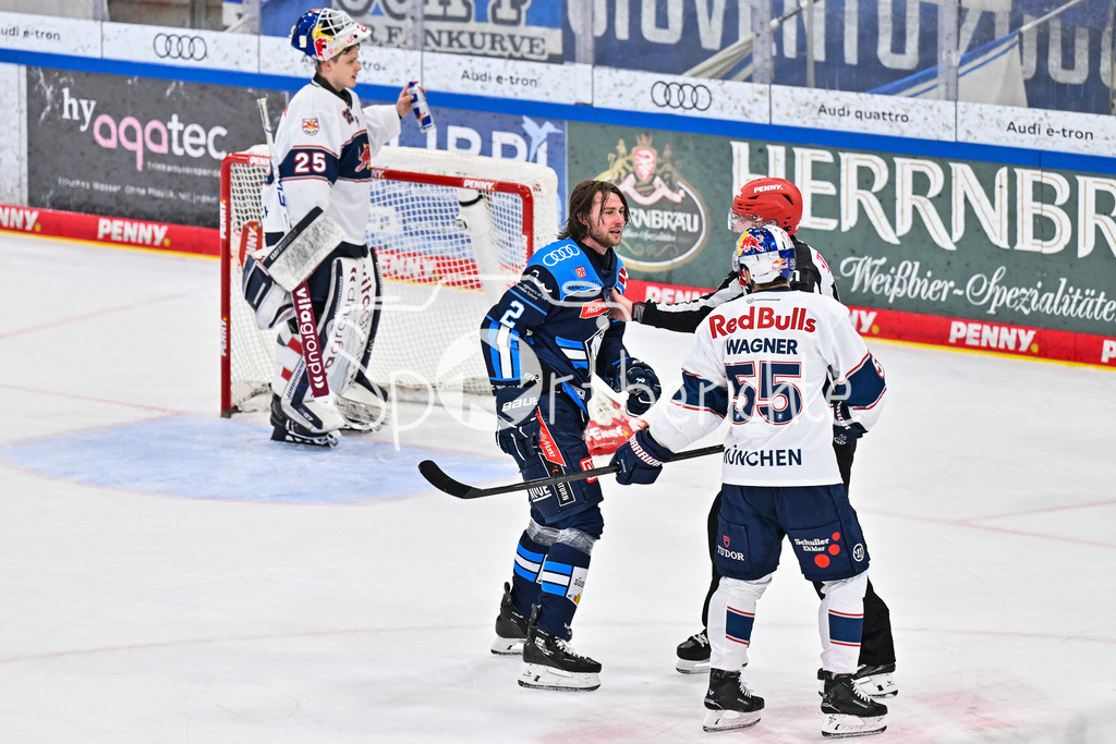 ERC Ingolstadt - EHC RB München | INGOLSTADT, GERMANY - 27. MAERZ: kurz vor Spielende gibt es noch eine kleine Rauferei / Faustkampf / Fight während dem Match zwischen dem ERC Ingolstadt und dem EHC RB München bei Spiel 2 des DEL Playoff Viertelfinales in der Saturn Arena / Sam RUOPP (ERC Ingolstadt 2) und Fabio WAGNER (RB München 55)