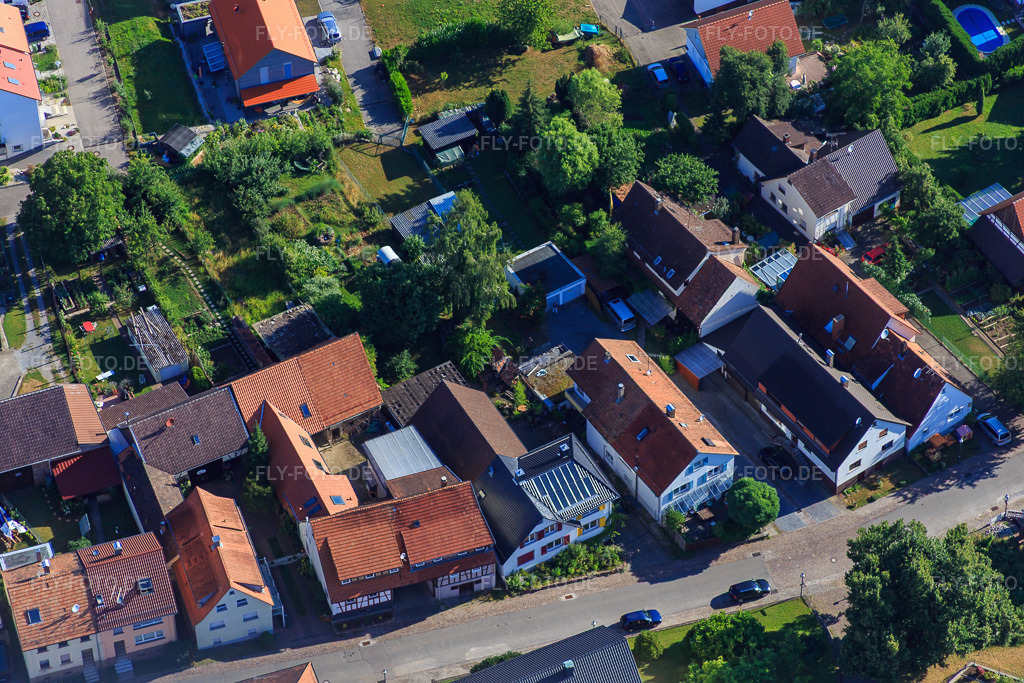 Luftbild: Lange Straße im Ortsteil Schluttenbach in Ettlingen im Bundesland Baden-Württemberg in Deutschland. Foto: IMG_084015.jpg vom 26.07.2015 durch Werner Riehm/FLY-FOTO.de