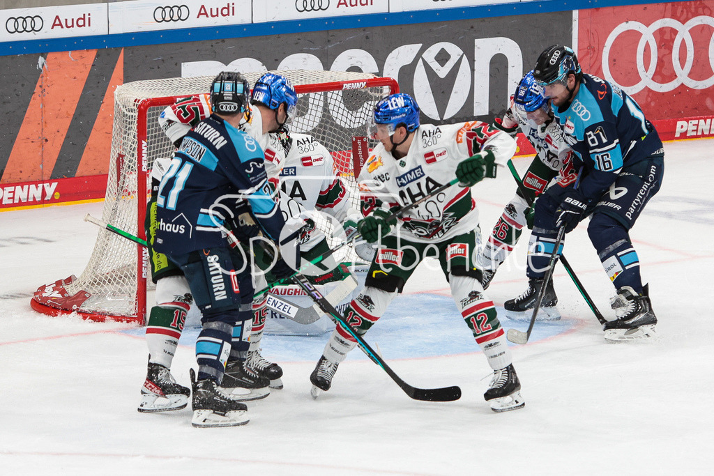 ERC Ingolstadt - Augsburger Panther  | Blaz GREGORC (AEV #15) kann gerade noch vor Wayne SIMPSON (ERC #21) klaeren
