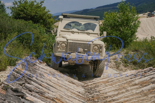DSC09247 | Vierradfahrzeuge testen unterschiedliches Terrain - ueber Stock und Stein

Offroad Grundkurs im Steinbruch. Unterschiedliche Fahrgegebenheiten mit dem gelaendegaengigem Offroad-Fahrzeug. 

Deutschland, Geisingen, Steinbruch Meichle und Mohr, 10.06.2023