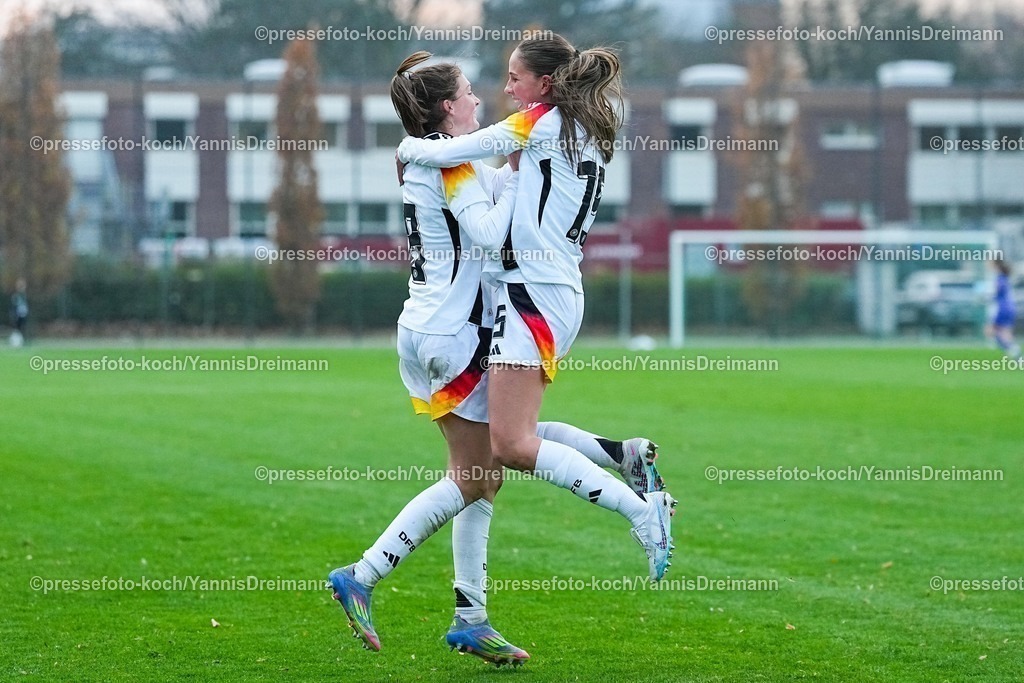 xYDRx26112501032 | 26.11.2025, xydrx, Fußball, Länderspiel, EM-Qualifikation U19-Frauen, Belgien - Deutschland, Sportschule Wedau: Torjubel nach dem Tor zum 1:1 für Deutschland durch Torschütze Lotta Wrede (GER #8) zusammen mit Maj Schneider (GER #15)