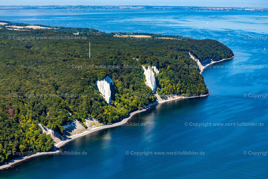 Lohme_Rügen_Kreidefelsen_Els_5469100822 | STUBBENKAMMER 10.08.2022 Bewaldete Kreidefelsen - und Steilküsten- Landschaft im Nationalpark Jasmund an der Steilküste an der Ostsee in Stubbenkammer auf der Insel Rügen im Bundesland Mecklenburg-Vorpommern, Deutschland. // Wooded chalk cliffs and cliff landscape in the Jasmund National Park on the cliffs on the Baltic Sea in Stubbenkammer on the island of Ruegen in the state Mecklenburg-West Pomerania, Germany. Foto: Martin Elsen