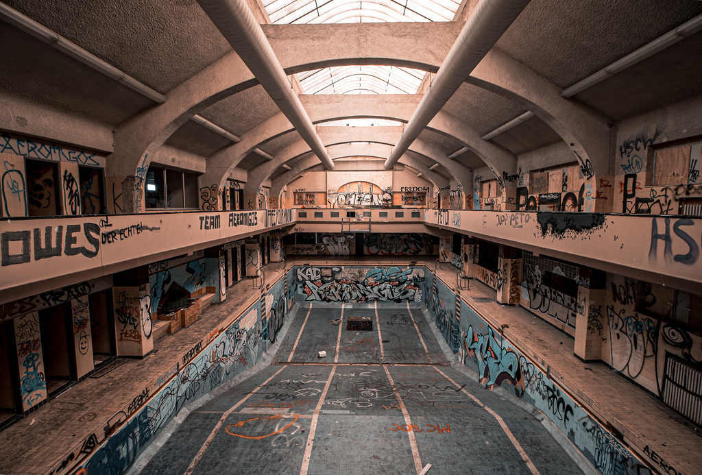 Verlassenes Schwimmbad | Hier jetzt die schönsten Landschaft,Wetter und Tier als Wandbilder und vieles mehr zum günstigen preis bestellen, Der Fotograf aus Heiligenhaus - Realisiert mit Pictrs.com