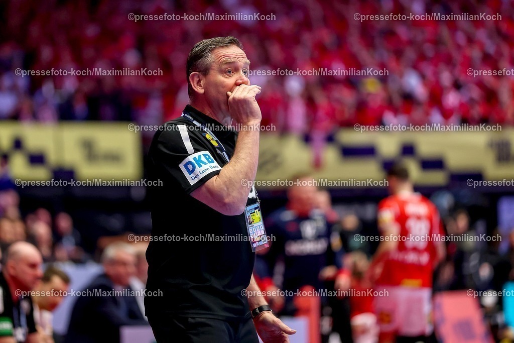 EHF01022602004 | 01.02.2026, Handball, Men's EHF EURO 2026, Deutschland - Dänemark, Jyske Bank Boxen in Herning, Final: Headcoach Alfred Gislason (Germany #hc) gestikulierend am Spielfeldrand  