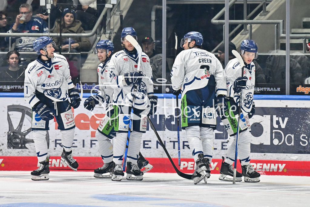 Augsburger Panther - Straubing Tigers | Die Tigers jubeln nach dem Treffer zum 0-3 durch Danjo LEONHARDT (Straubing Tigers #53) / Freude / Happy / Tor / torschuezte