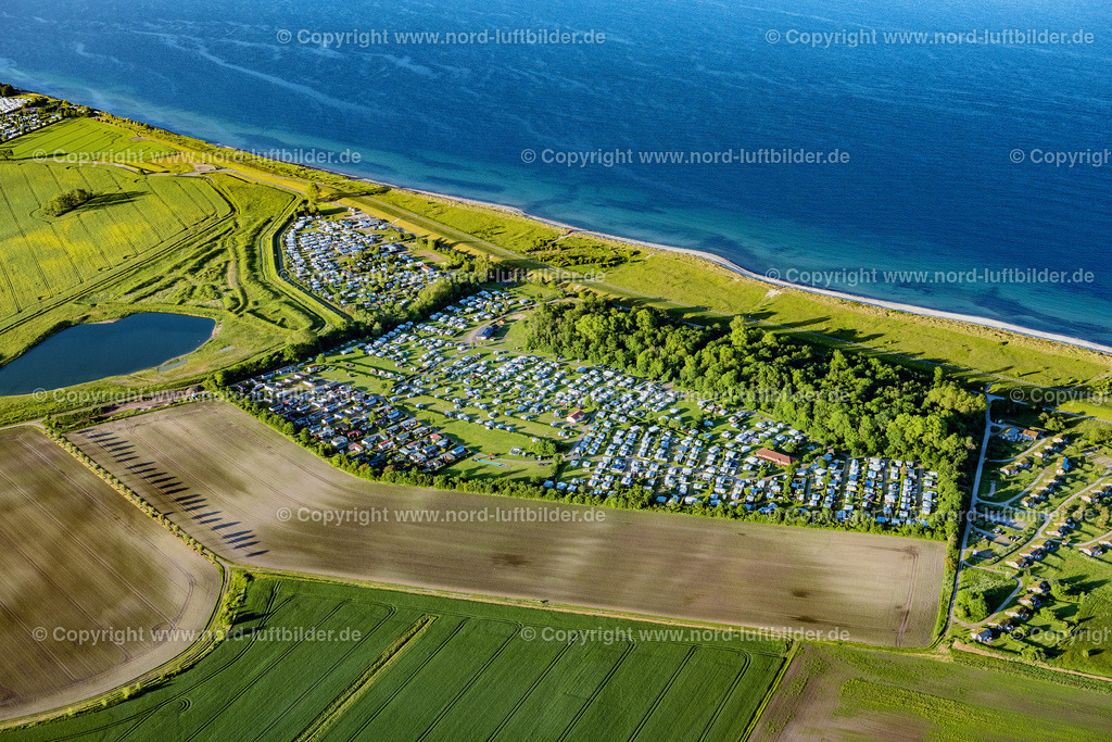 Grube_FKK_Camping_Ostsee_ELS_8682030622 | SIGGENEBEN 03.06.2022 Küsten- Landschaft am Sandstrand der Ostsee in Siggeneben im Bundesland Schleswig-Holstein. // Coastline on the sandy beach of Baltic Sea in Siggeneben in the state Schleswig-Holstein. Foto: Martin Elsen