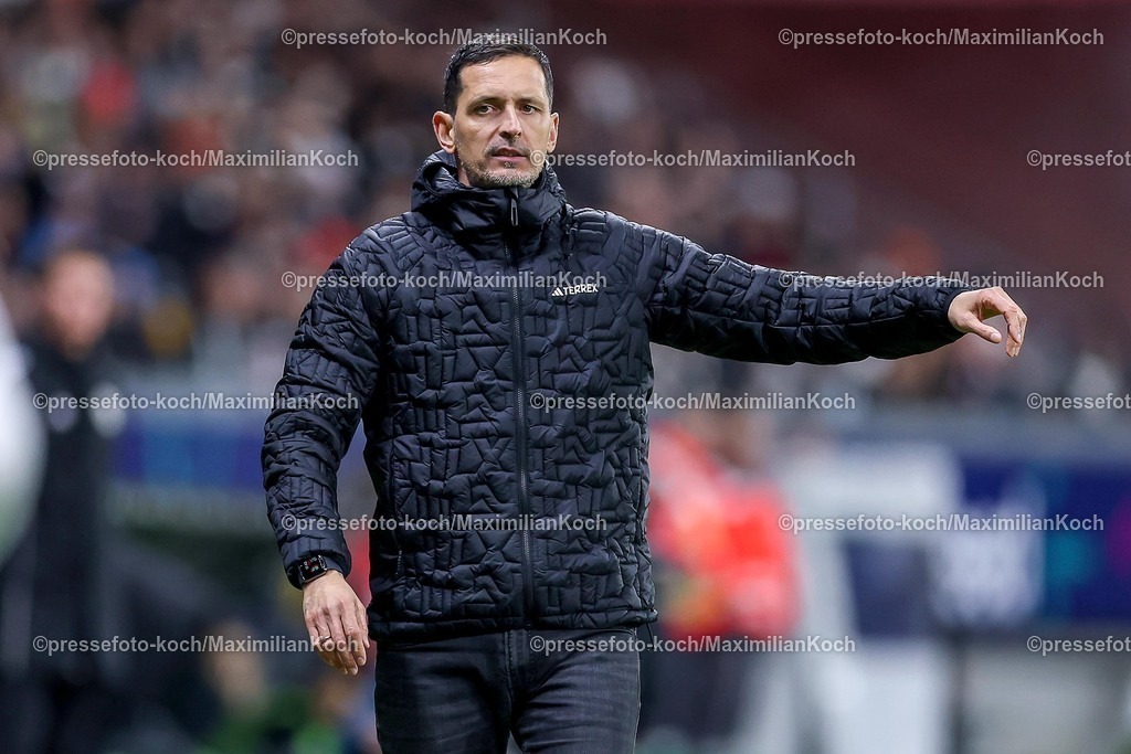 SGE30112501050 | 30.11.2025, Fußball, Eintracht Frankfurt - VfL Wolfsburg, 1. Fußball Bundesliga, 12. Spieltag, Deutsche-Bank-Park (Frankfurt am Main), Saison 2025 2026: Cheftrainer Dino Toppmöller (Eintracht Frankfurt #hc) gestikulierend am Spielfeldrand   DFB Regulations prohibit any use of photographs as image sequences and or quasi-video.