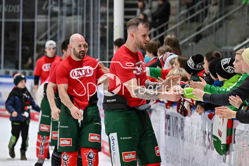 Augsburger Panther - Nürnberg Ice Tigers | Das Team der Augsburger Panther feiert zusammen mit den Fans den Heimsieg gegen Nuernberg / DEL: Augsburger Panther - Nuernberg Ice Tigers, Curt Frenzel Stadion am 06.12.2024 / Maximilian RENNER (Augsburger Panther #58)
