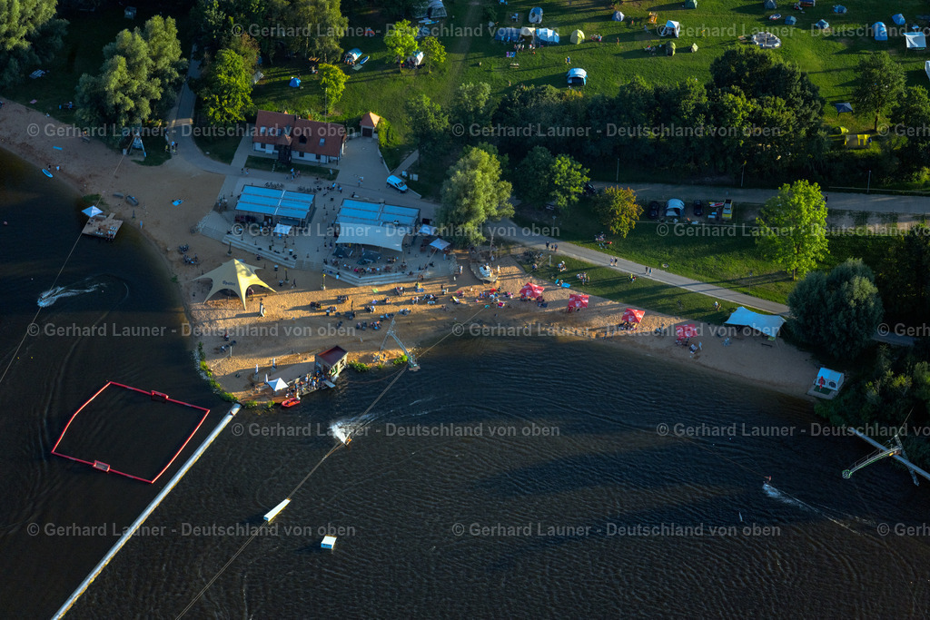 4051030 | ABSBERG 03.09.2021 Freizeitzentrum der Wasserski - Rennbahn " Wakepark Brombachsee " auf der Badehalbinsel in Absberg im Bundesland Bayern, Deutschland. Weiterführende Informationen bei: WAKEPARK BROMBACHSEE. // Leisure center of water skiing - racetrack " Wakepark Brombachsee " on island Badehalbinsel in Absberg in the state Bavaria, Germany. Further information at: WAKEPARK BROMBACHSEE. Foto: Gerhard Launer