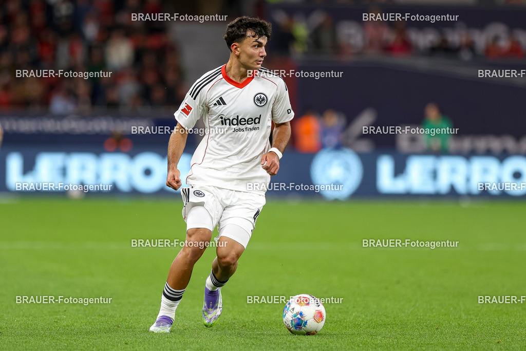 Bayer 04 Leverkusen vs Eintracht Frankfurt - Bundesliga  | Leverkusen, Deutschland, 12.09.25:   Can Yilmaz Uzun (Eintracht Frankfurt) in Aktion am Ball, Einzelaktion waehrend des Spiels der Bundesliga zwischen  Bayer 04 Leverkusen vs Eintracht Frankfurt in der BayArena(Foto von Brauer-Fotoagentur / Adrian Schlueter)