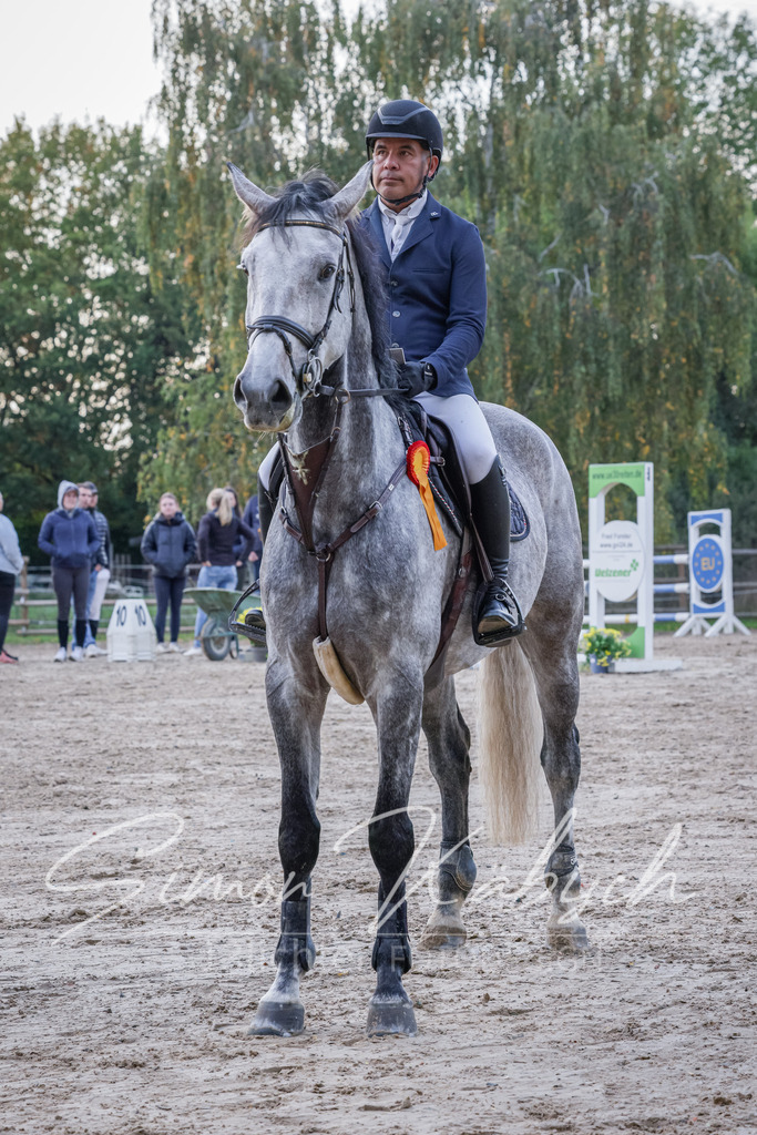 20251012-_3LI5947 | Tierfotografie Pferde, Hunde, Katzen, Haustiere.
Turnierfotografie Reitturniere, Reiten, Springreiten, Dressur in Hanau, dem Main-Kinzig-Kreis und dem Rhein-Main- Gebiet um Frankfurt