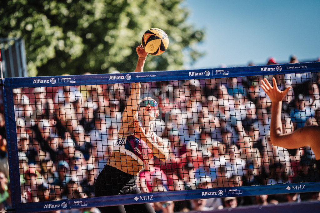 Beachvolleyball | Frauen | Allianz German Beach Tour 2025 | Tourstop Düsseldorf | 11.05.2025 | Tabea Schwarz beim Angriff