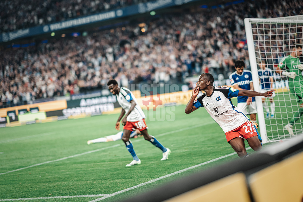 Fußball | Männer | Saison 2023/2024 | 2. Fußball-Bundesliga | 1. Spieltag | Hamburger SV vs. FC Schalke 04 | 28.07.2023 | Jean-Luc Dompe (#27, HSV) trifft zum 5:3 Endstand und jubelt